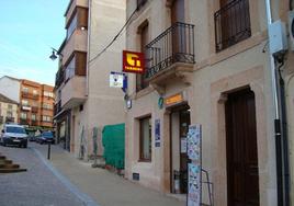 Estanco de la plaza de España de Cantalejo, donde han caído tres décimos de un quinto premio.