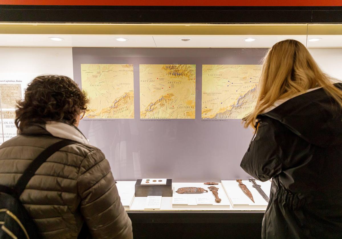 Dos personas observan la exposición en el Museo de Segovia.