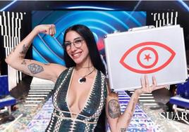 Naomi Asensi, la ganadora de 'GH VIP 8', con el malentín del premio.