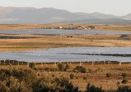 Placas solares de anteriores proyectos instaladas en las cercanías de Torrendondo.