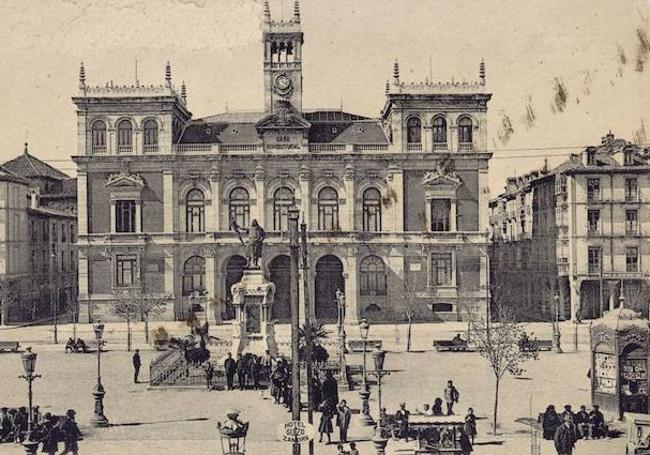 Postal de la década de los años 20, con un quiosco, árboles y bancos en la plaza.