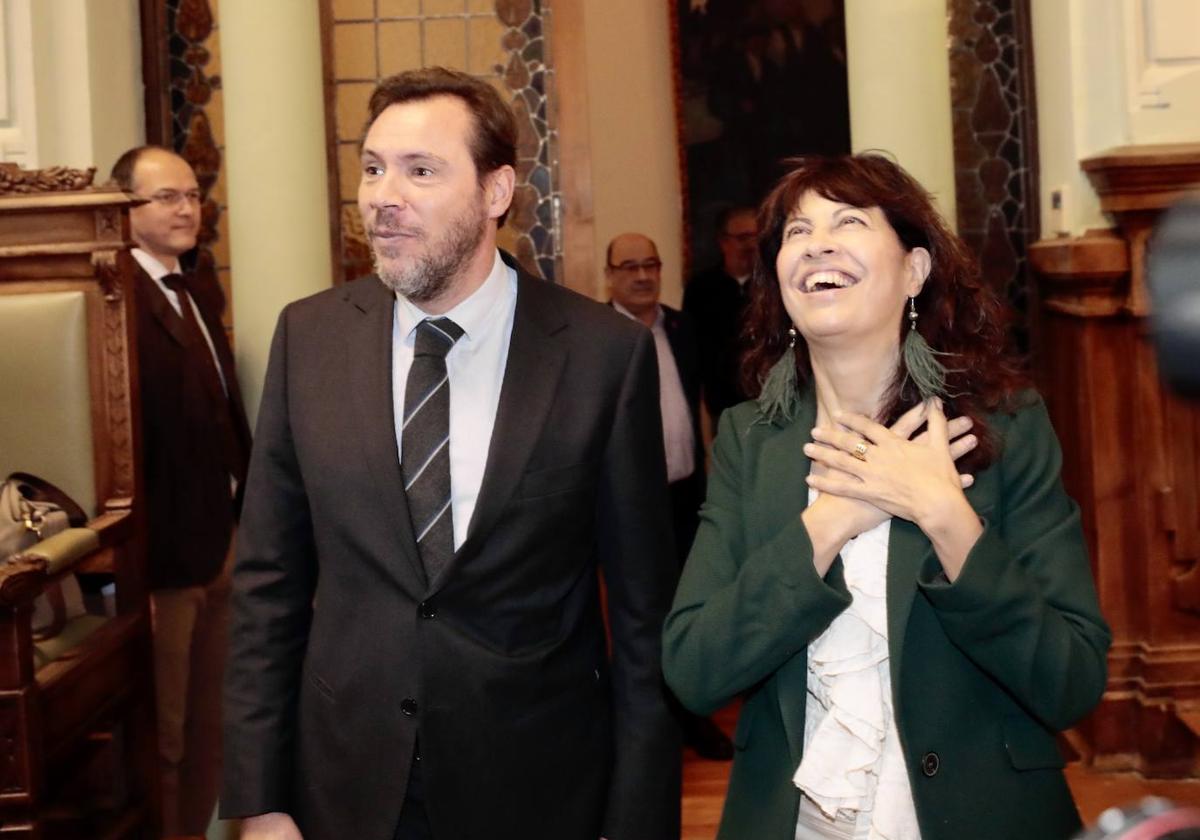 Carnero y Puente, junto a Redondo, el día que los ministros socialistas renunciaron a su actas de concejales en el Ayuntamiento de Valladolid.