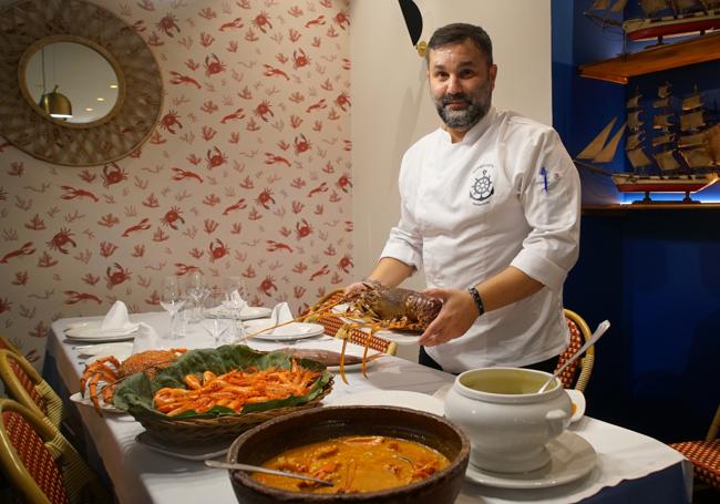 Pedro Olivar prepara un pedido para esta Nochebuena.