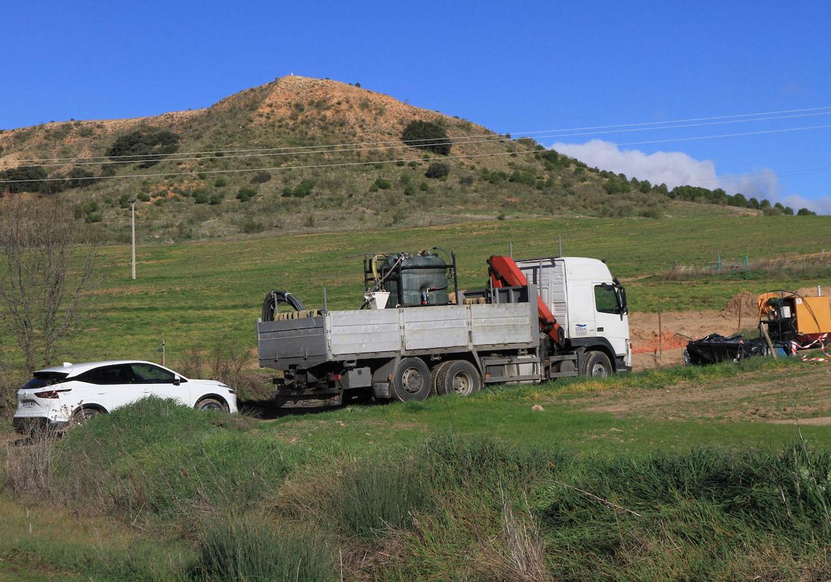 Camiones y vehículos de la obra de instalación de la planta en Torredondo.