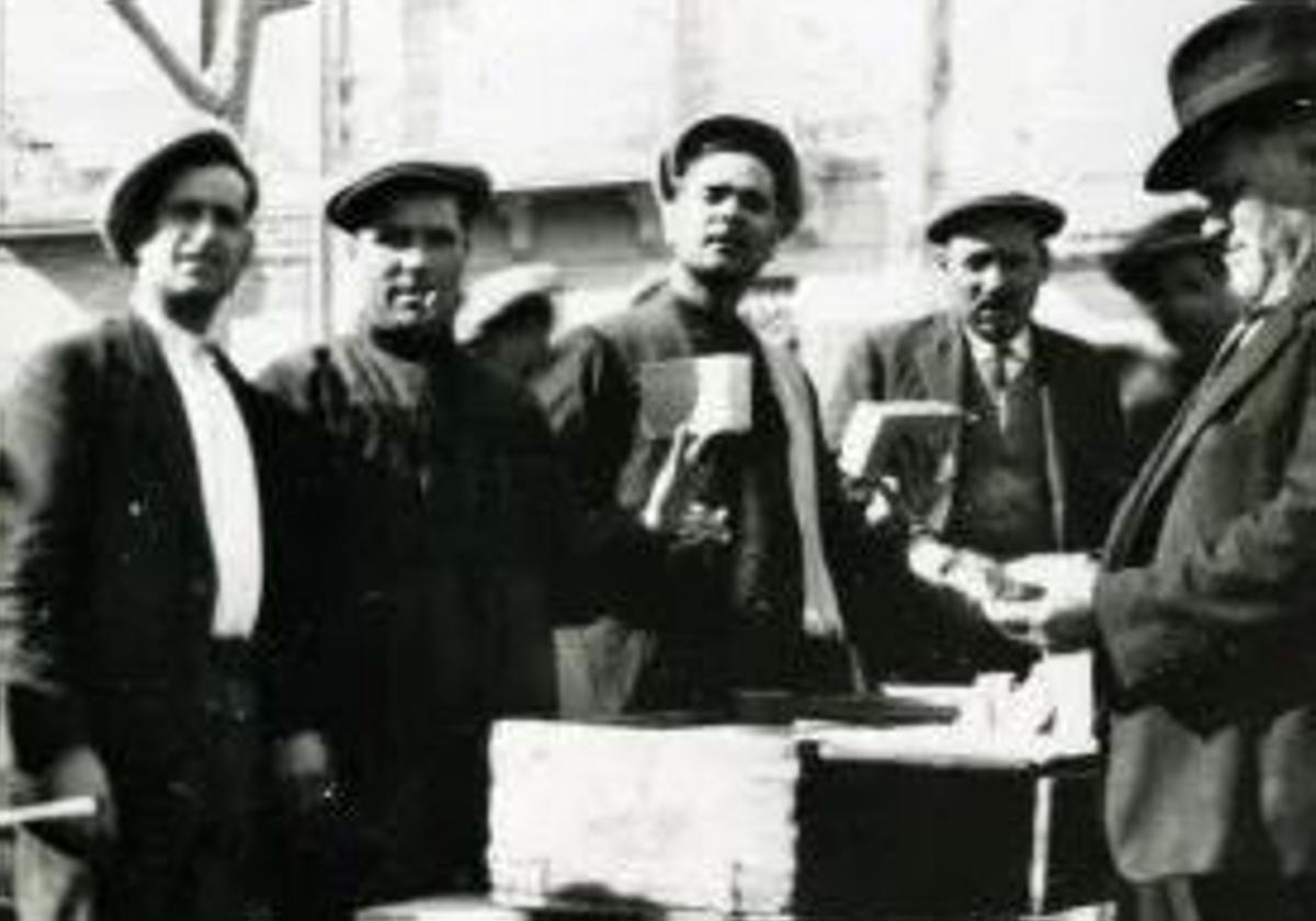 Manuel Iborra García, a la derecha con sombrero, con los también turroneros José Gisbert y Santiago Picó Llorens, entre otros, en una fotografía tomada en la Feria de Catral en los años veinte del siglo XX, donde iban a vender sus turrones.