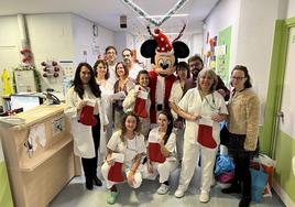 Entrega de los regalos de Vallsur para los niños ingresados en el Clínico de Valladolid.