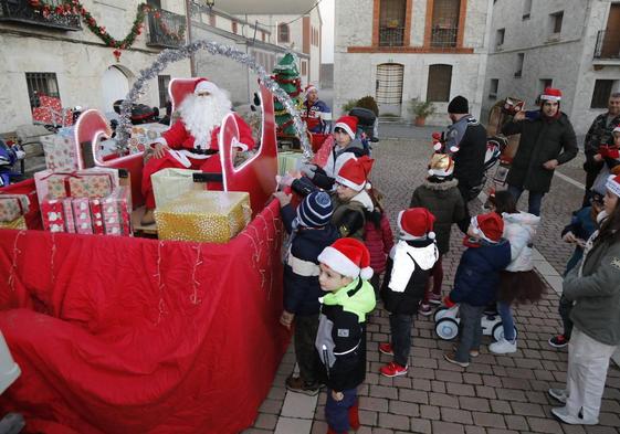 Papá Noel visitó este sábado la localidad vallisoletana de Viloria.