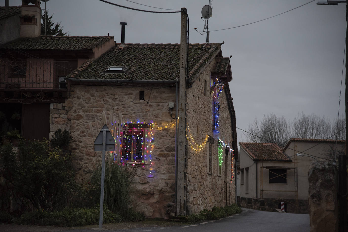 La iluminación navideña en Caballar, en imágenes