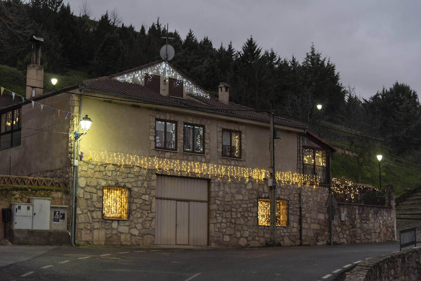 La iluminación navideña en Caballar, en imágenes