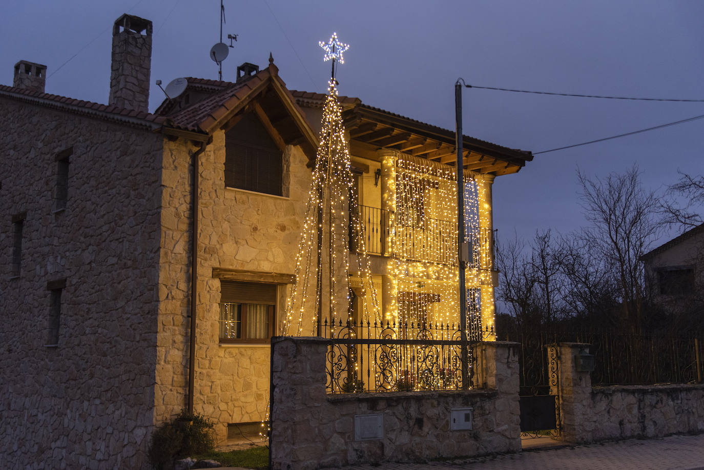 La iluminación navideña en Caballar, en imágenes