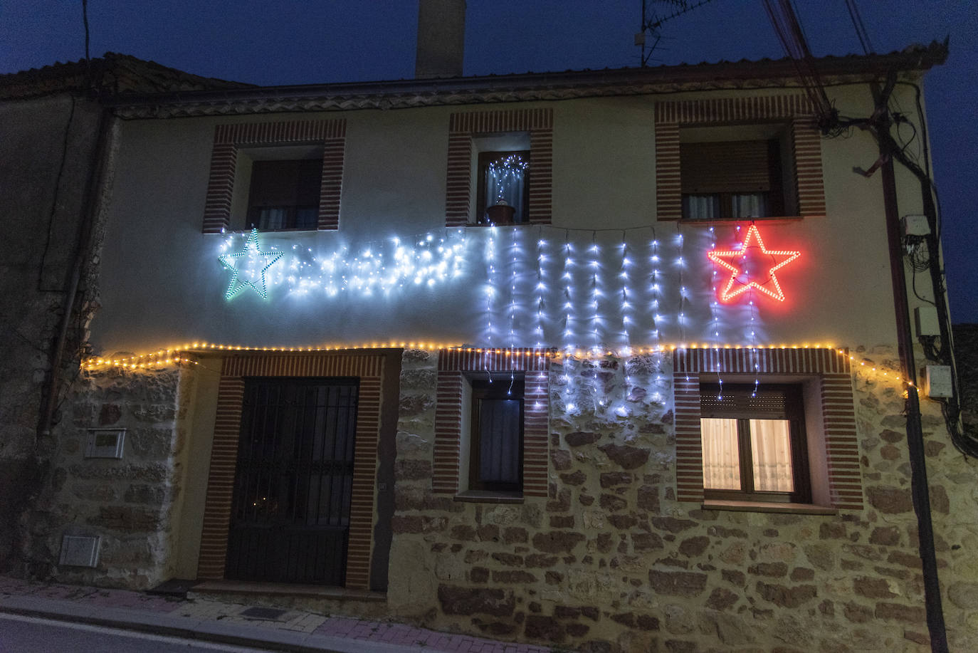 La iluminación navideña en Caballar, en imágenes