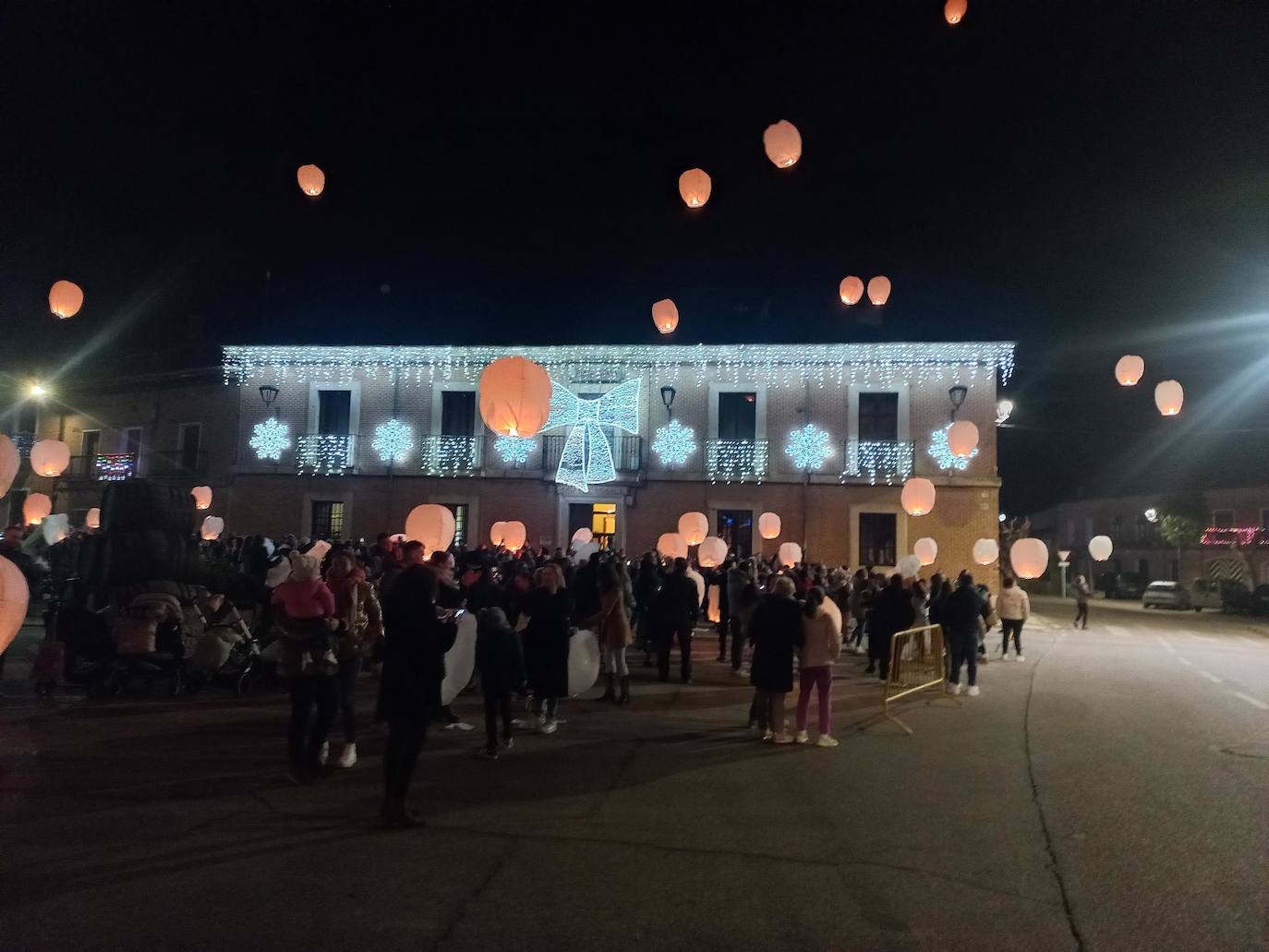 El lanzamiento de farolillos en varios pueblos de Valladolid, en imágenes