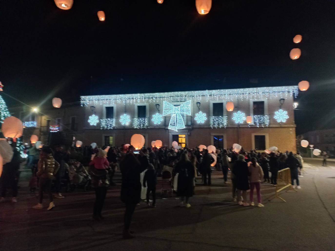 El lanzamiento de farolillos en varios pueblos de Valladolid, en imágenes