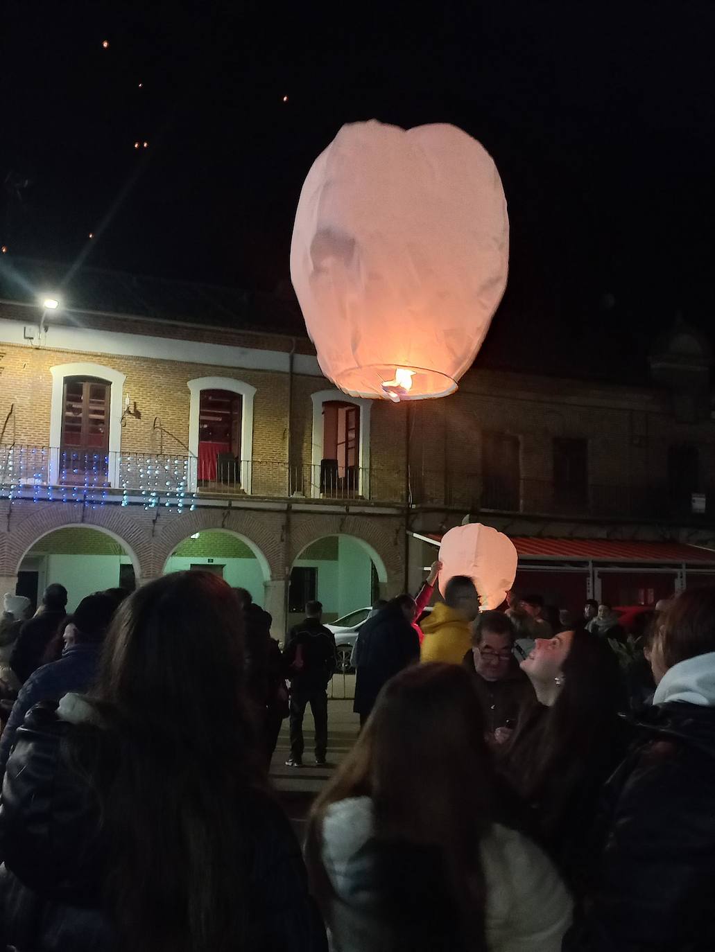 El lanzamiento de farolillos en varios pueblos de Valladolid, en imágenes