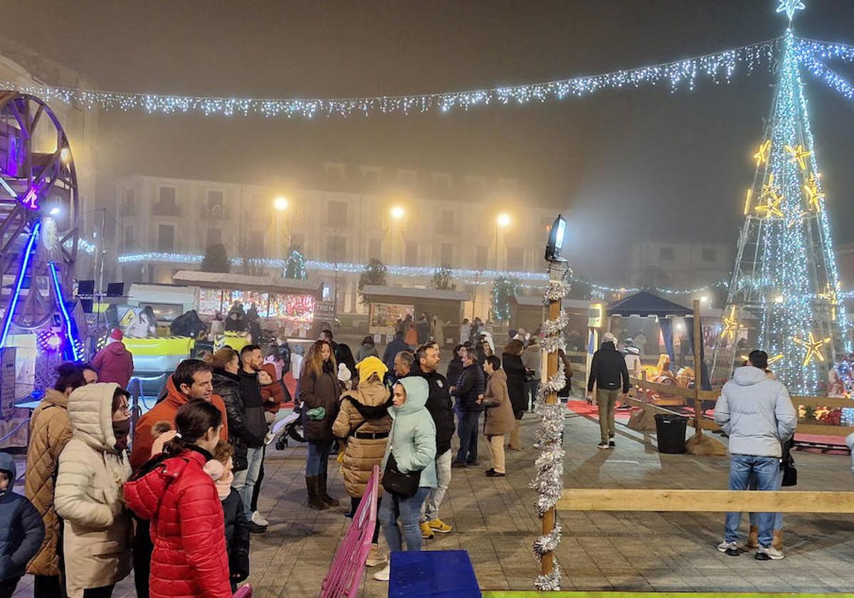 Ambiente en el mercado navideño de Medina de Rioseco.