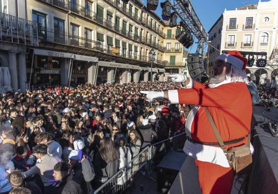 Celebración masiva de la Tardebuena de Segovia, este domingo en la Plaza Mayor de la ciudad.