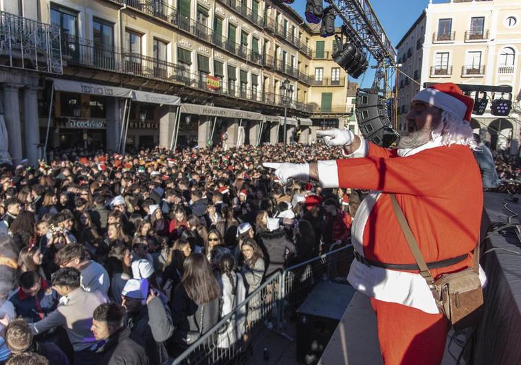 Celebración masiva de la Tardebuena de Segovia, este domingo en la Plaza Mayor de la ciudad.