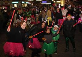 Niños y mayores disfrutan del pasacalles de bienvenida a Papá Noel, este sábado por la noche, en Cuéllar.