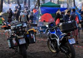 Motoristas asistentes a una anterior edición de la Leyenda Continúa, en la zona de acampada.