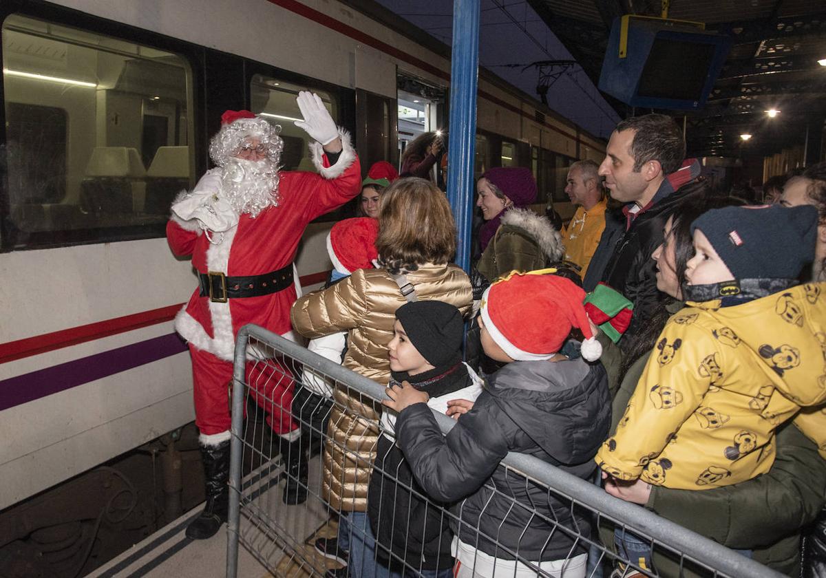 Papá Noel, a su llegada en tren a la vieja estación de Renfe de Segovia donde le aguardaban cientos de personas.