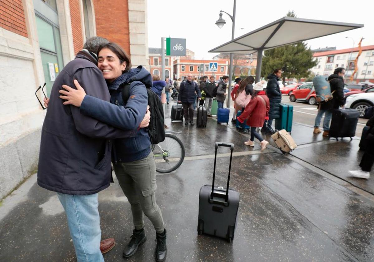 Momento en el que Julián Martínez y su hija Ruth se han reencontrado este domingo en la estación de tren tras cinco meses sin verse.