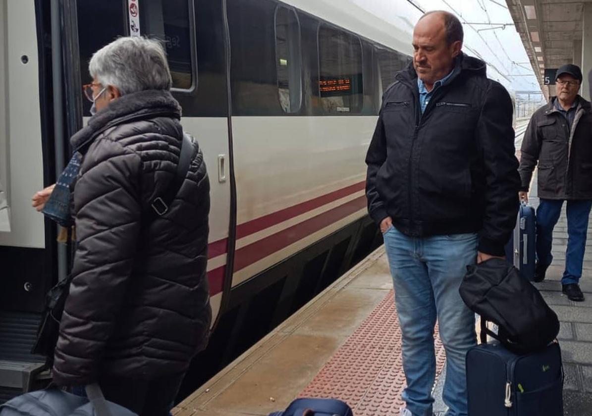 Varios usuarios hacen cola para subir a un tren en Segovia.