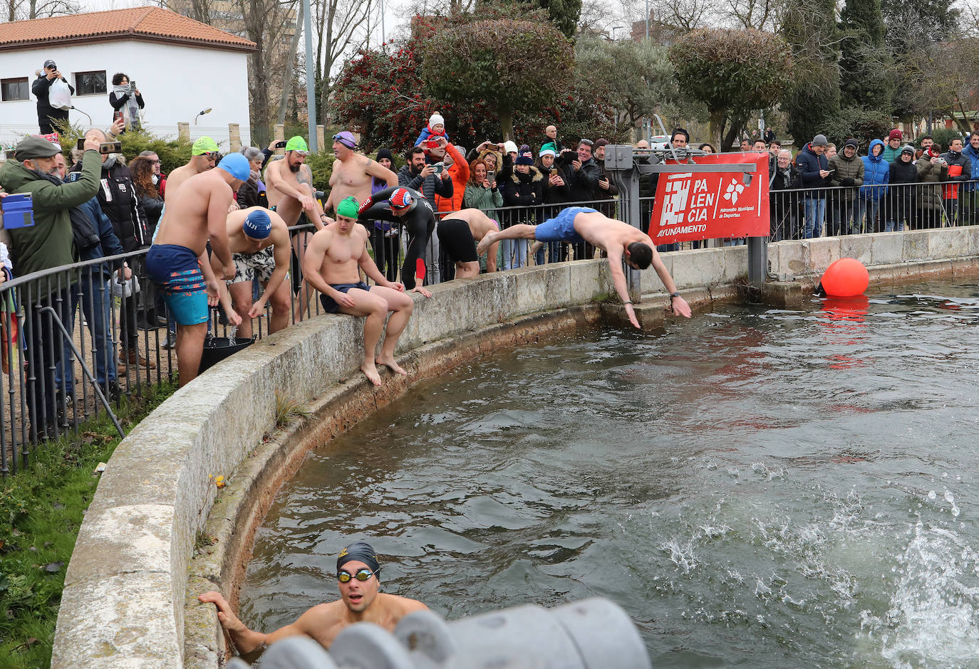 Un chapuzón solidario que desafía al frío