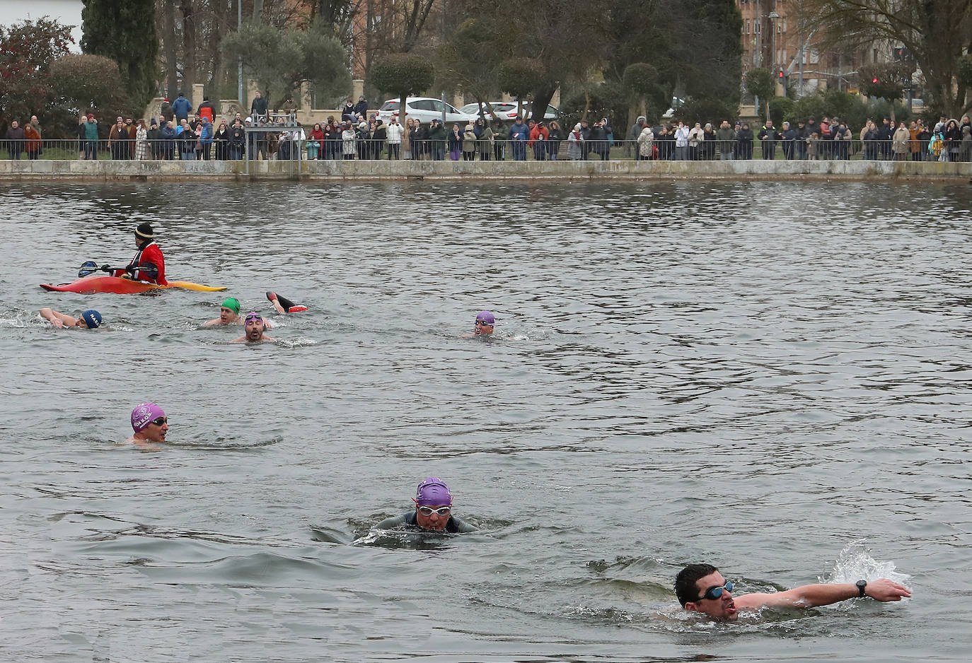 Un chapuzón solidario que desafía al frío