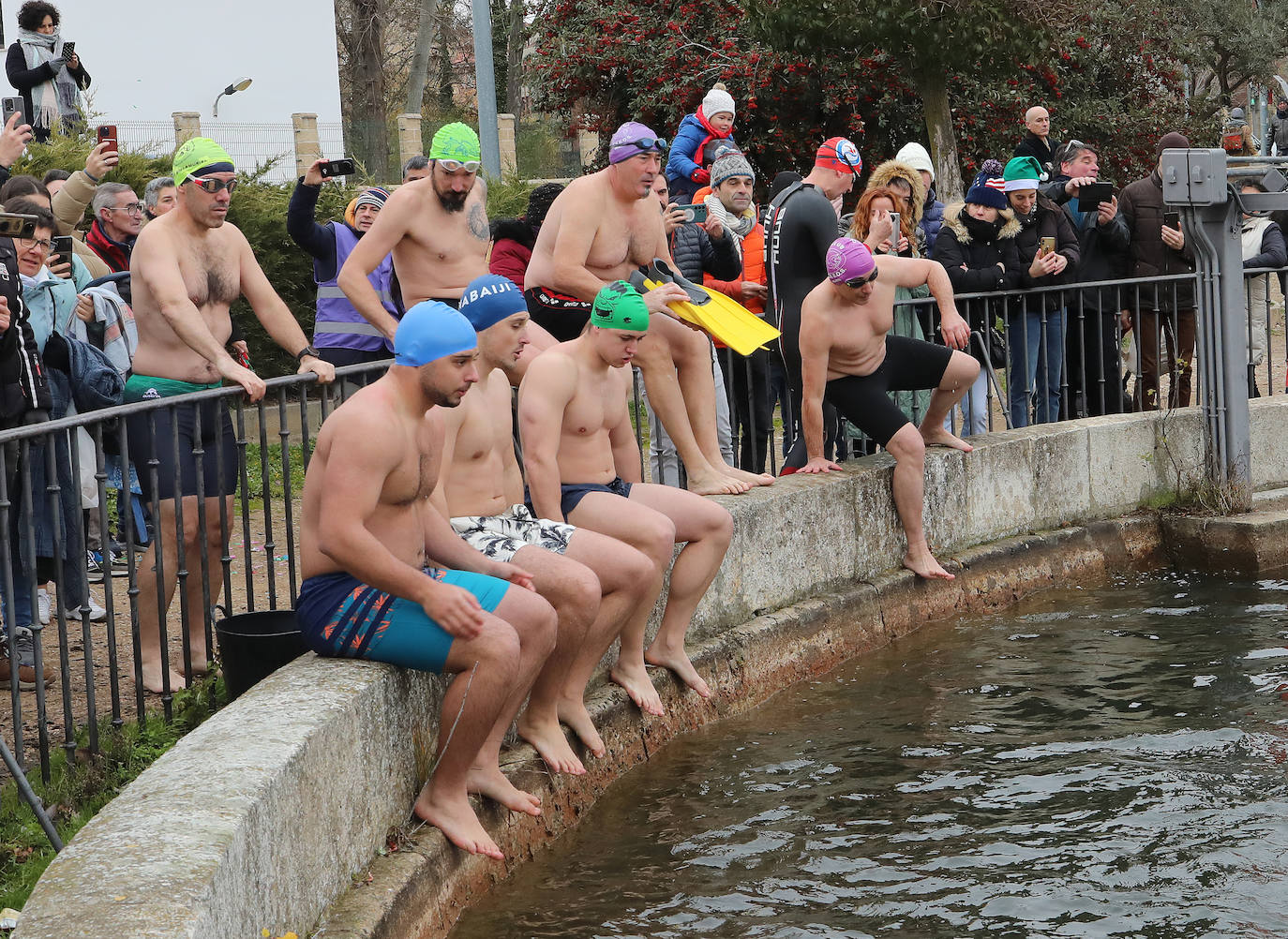 Un chapuzón solidario que desafía al frío