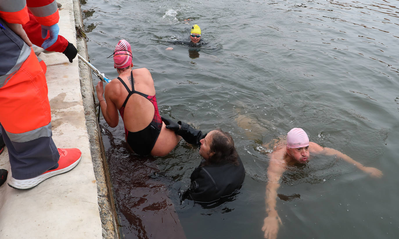 Un chapuzón solidario que desafía al frío