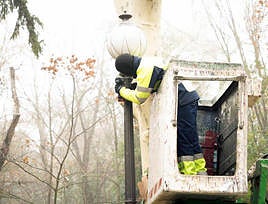 Un operario coloca la nueva iluminación.