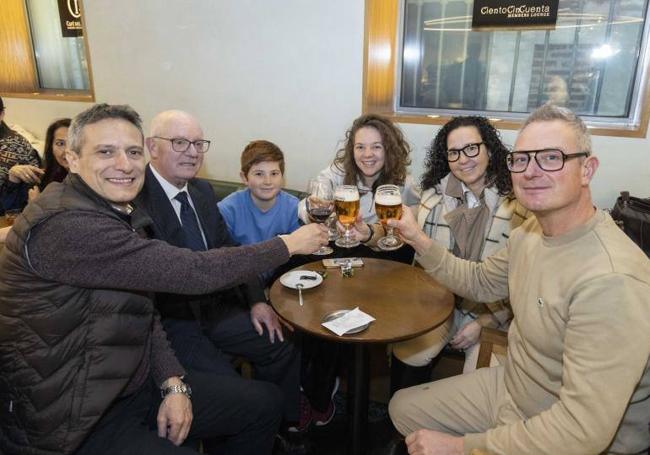 La familia Conde Pérez acudió a la misa en la Catedral y posteriormente se tomaron un vermú.