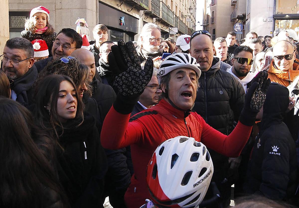 Imagen principal - Arriba, Perico Delgado saluda a la multitud que se ha acercado este lunes a la carrera. Abajo a la izquierda, uno de los corredores resbala y pone pie en tierra; a la derecha, un participante se agarra al manillar con fuerza.