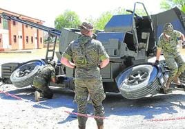 Militares realizan unos ejercicios en el parque de Baterías de Segovia.