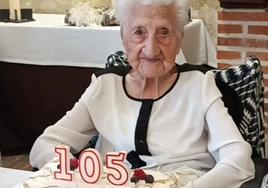 Rosa Benito, ante la tarta de su 105 cumpleaños, el pasado mes de agosto.