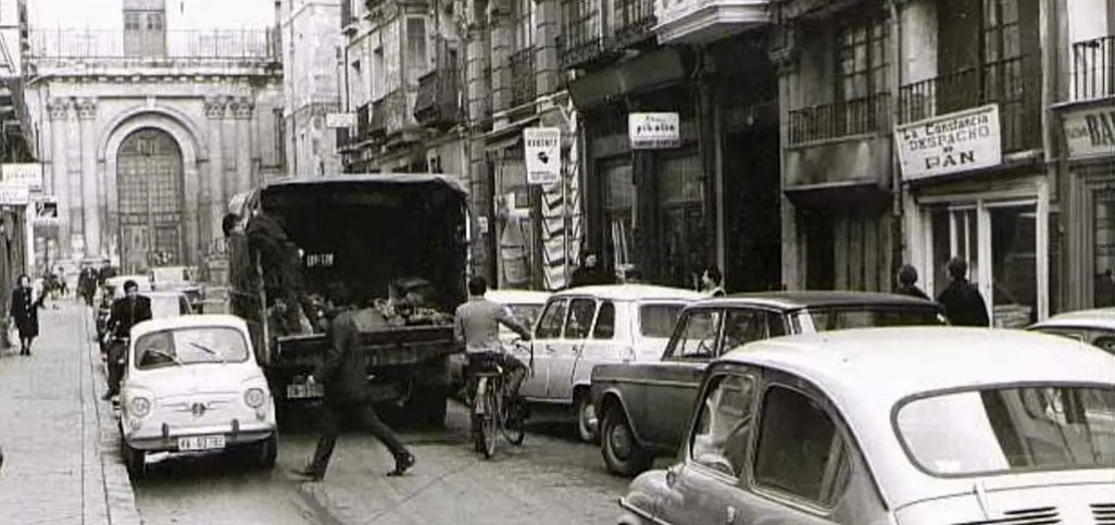 Imagen de la calle, cuando aún tenía tráfico rodado.