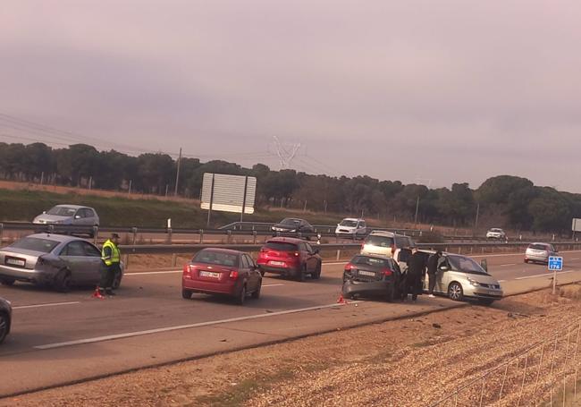 Accidente con varios turismos implicados en la A-6.