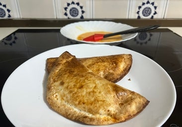 Calzone relleno de jamón, bacon y queso en freidora de aire