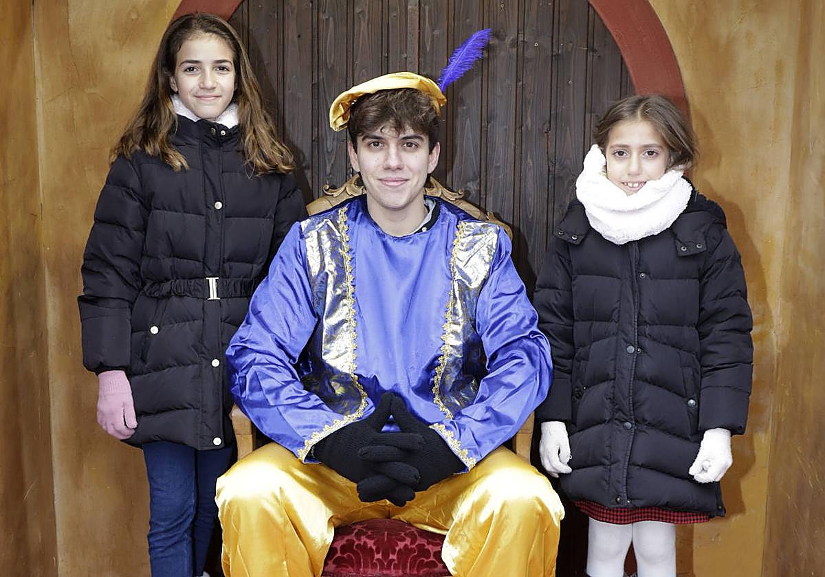 El Cartero Real posa con dos niñas que ayer entregaron sus cartas.