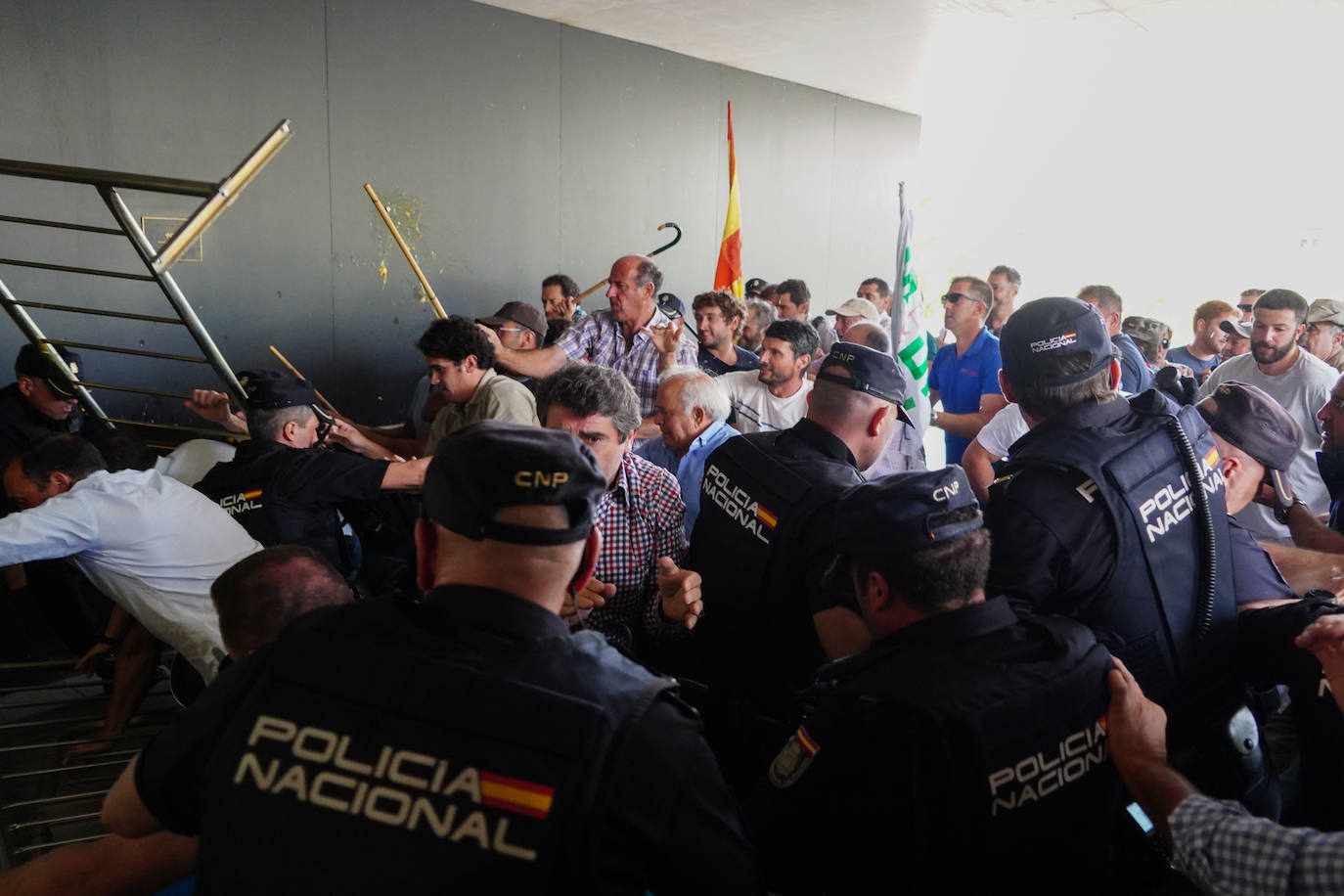 Agentes de la Policía Nacional intentan controlar a los ganaderos en el asalto a la Delegación Territorial de la Junta en Salamanca.