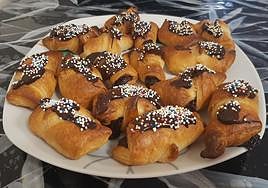 Mini croissants de chocolate listos para disfrutar.