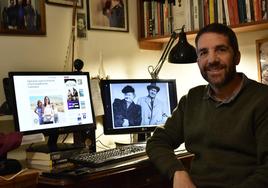 El chileno Pedro Schwarze Fraile ante el reportaje de la tarta de galletas de El Norte y fotografía de sus bisabuelos castrodezanos