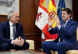 Nicanor Sen y Alfonso Fernández Mañueco, al inicio de su encuentro, en la sede de la Junta de Castilla y León.