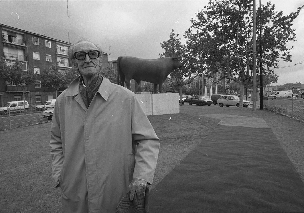 El escultor de Serrada José Luis Medina, junto al monumento al toro, el día de la inauguración, el 19 de mayo de 1999.