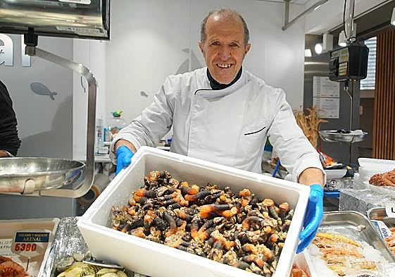 Eutiquio Arenal muestra una bandeja de percebes en su pescadería del Mercado del Val.