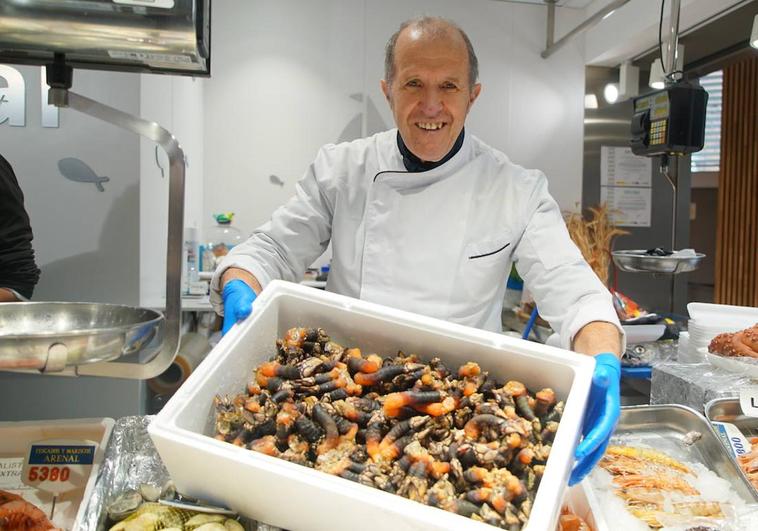 Eutiquio Arenal muestra una bandeja de percebes en su pescadería del Mercado del Val.