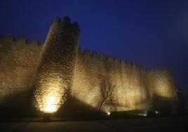 La muralla de Urueña, iluminada.