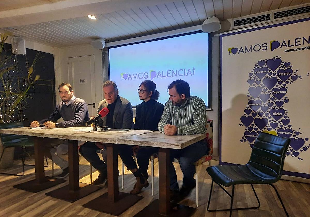 Domi Curiel y Maribel Contreras, en el centro, en la rueda de prensa de Vamos Palencia.