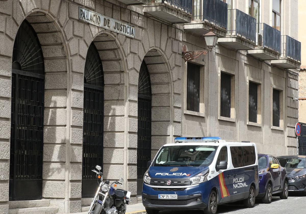 Entrada a la que sigue siendo la sede de la Audiencia Provincial de Segovia, en la calle San Agustín del casco histórico.