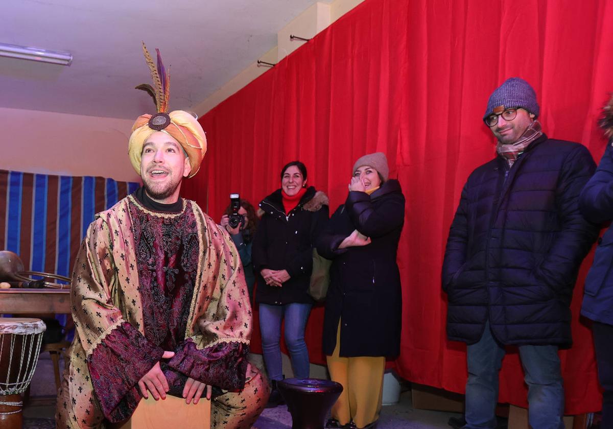 Los pajes de los Reyes reciben a los visitantes, en el Palacio instalado en San Francisco.